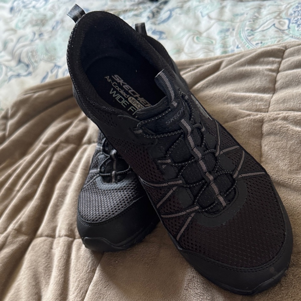 Skechers Women’s Air Cooled, Memory Foam Sneakers size 8.5 wide